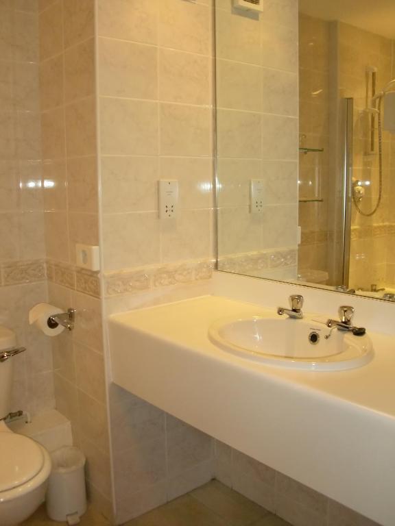 The Devil'S Punchbowl Hotel Hindhead Room photo